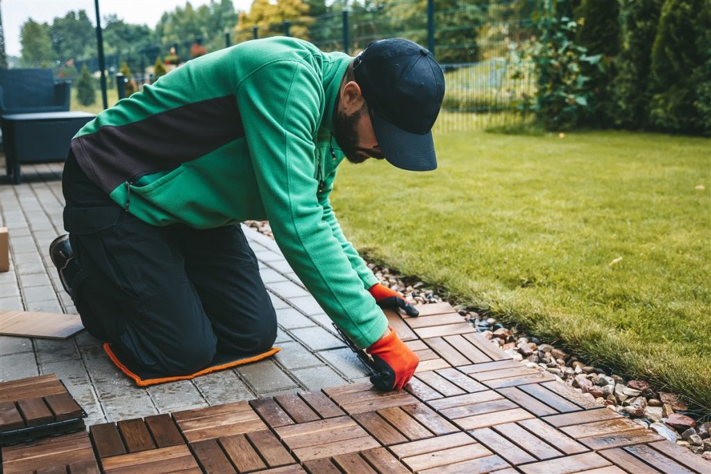 Installation d'un caillebotis en bois