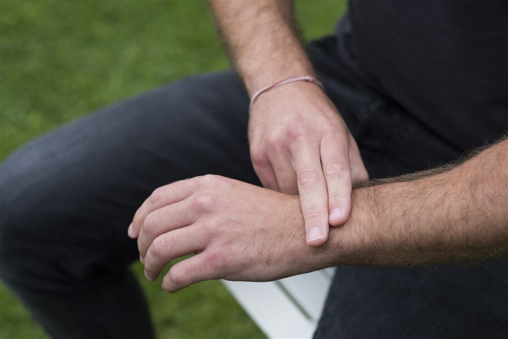 Mesurer sa tension en plaçant sa main sur son poignet