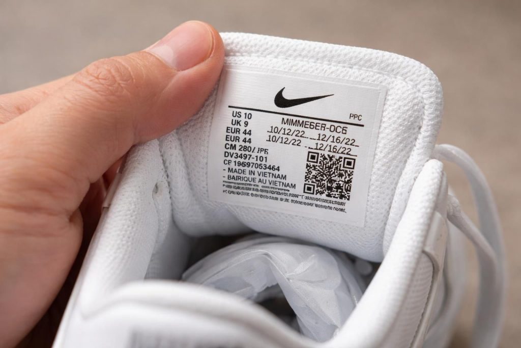 découvrez comment vérifier l'étiquette de vos chaussures nike pour garantir leur authenticité grâce à des détails précis et fiables.