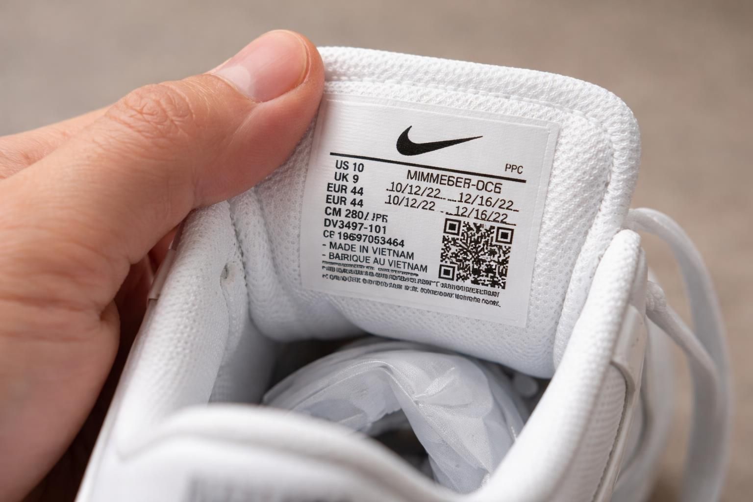 découvrez comment vérifier l'étiquette de vos chaussures nike pour garantir leur authenticité grâce à des détails précis et fiables.