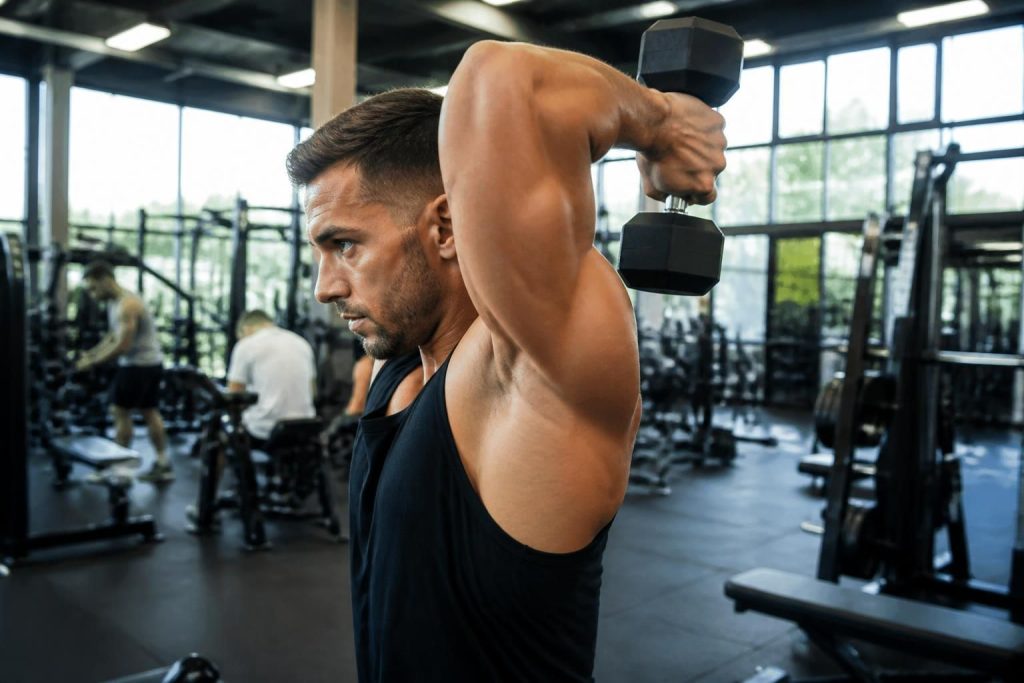 découvrez pourquoi l'exercice des triceps avec haltère est essentiel pour renforcer vos bras, améliorer votre performance et équilibrer votre entraînement musculaire.